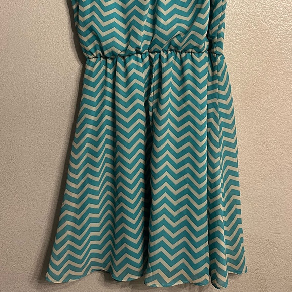 Short and flirty, turquoise chevron patterned dress. - Picture 3 of 7